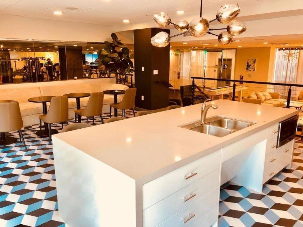 Hollywood Studio With Pool And Balcony Apartment *