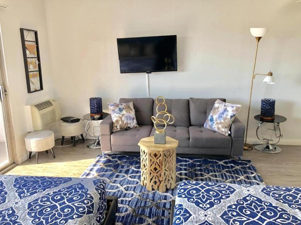 Apartment Hollywood Studio With Pool And Balcony Los Angeles
